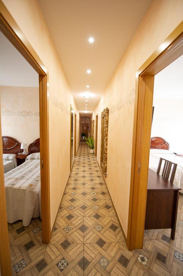 Hostal Paquita Madrid Luaran gambar