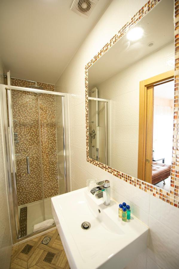 Hostal Paquita Madrid Luaran gambar